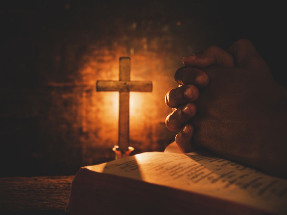 Grupo católico tradicionalista mantém missas em latim e padre de costas para os fiéis