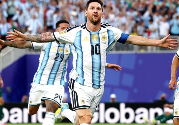 Messi marca três gols na estreia da Copa e emociona ao exaltar a Deus
