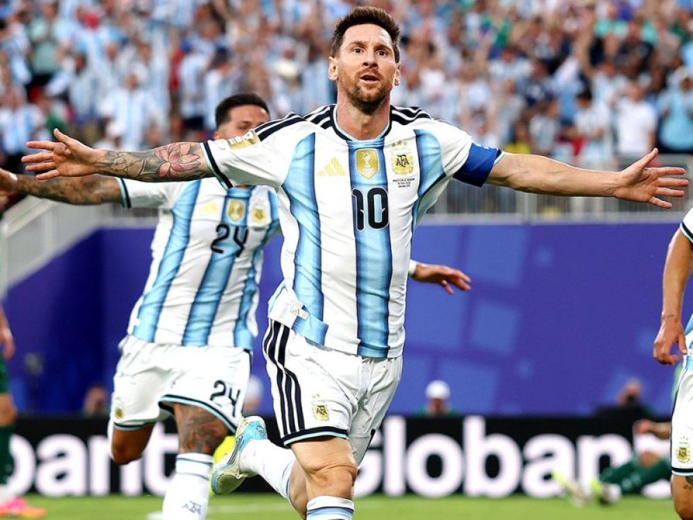 Messi marca três gols na estreia da Copa e emociona ao exaltar a Deus