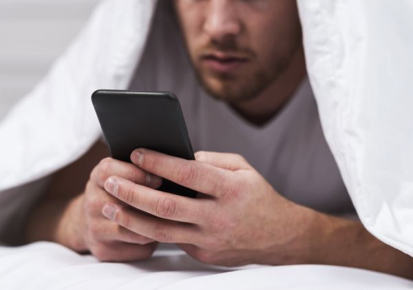 Estudo aponta que uso do celular ao acordar está ligado à ansiedade