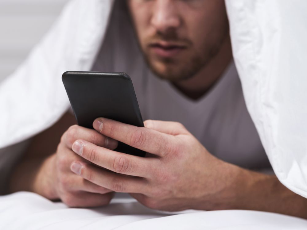 Estudo aponta que uso do celular ao acordar está ligado à ansiedade