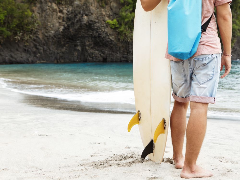 Surfista se batiza após presenciar cerimônia religiosa no Recreio