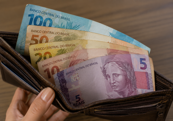 Economia em queda: R$ 100 de hoje têm poder de compra equivalente a apenas R$ 12,71 de 1994