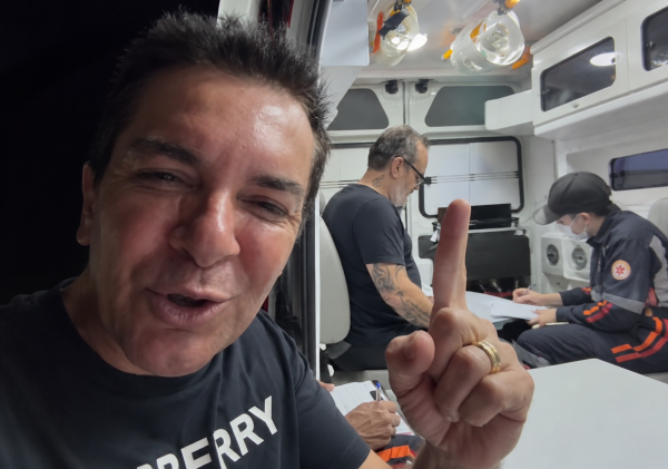Régis Danese pede oração após ter casa atingida por incêndio 