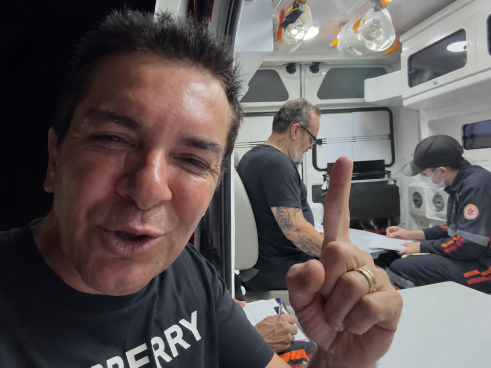 Régis Danese pede oração após ter casa atingida por incêndio 