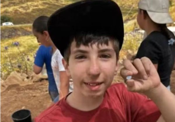 Menino de 12 anos encontra pedra preciosa em cidade bíblica onde Jesus realizou milagres