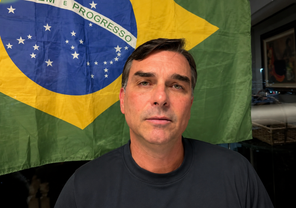 Flávio Bolsonaro critica Moraes após ser proibido de visitar o pai