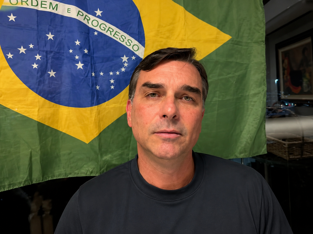 Flávio Bolsonaro critica Moraes após ser proibido de visitar o pai