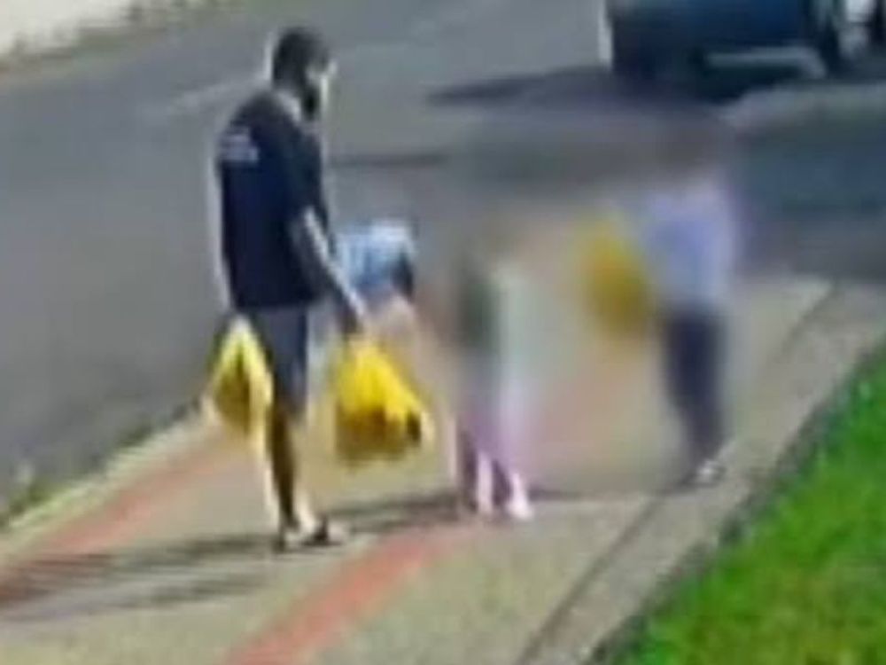 Pai flagrado chutando filha de 3 anos tem prisão preventiva decretada no Paraná