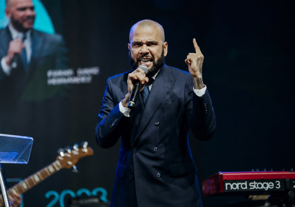 Daniel Alves compartilha testemunho de fé durante culto na Guatemala