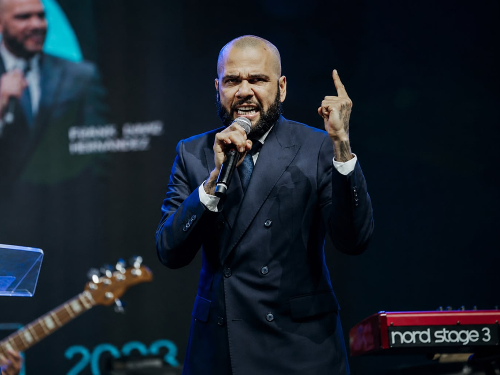Daniel Alves compartilha testemunho de fé durante culto na Guatemala