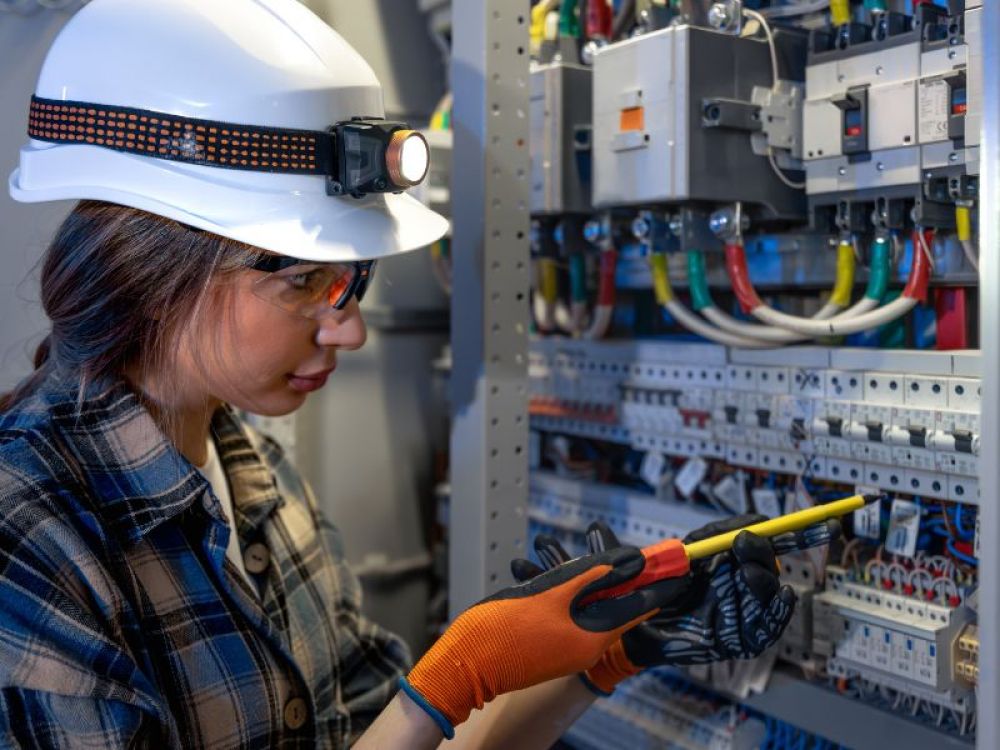 Mulheres terão turma exclusiva em curso gratuito de eletricista oferecido no Rio de Janeiro 