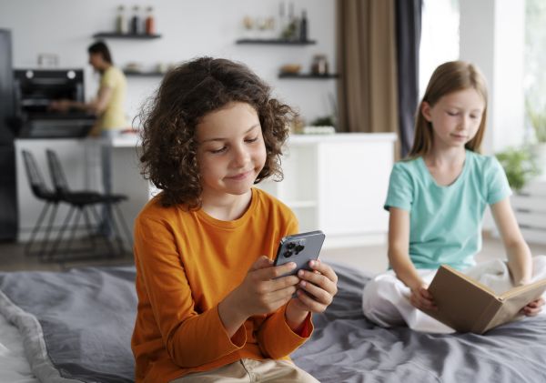  Uso de celular entre crianças de 10 a 13 anos recua pela primeira vez
