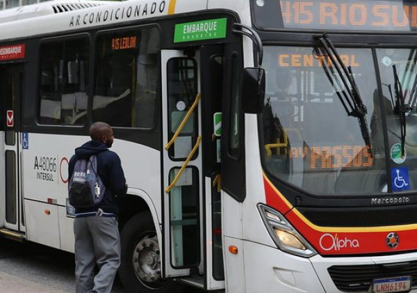 Rodoviários suspendem greve no Rio