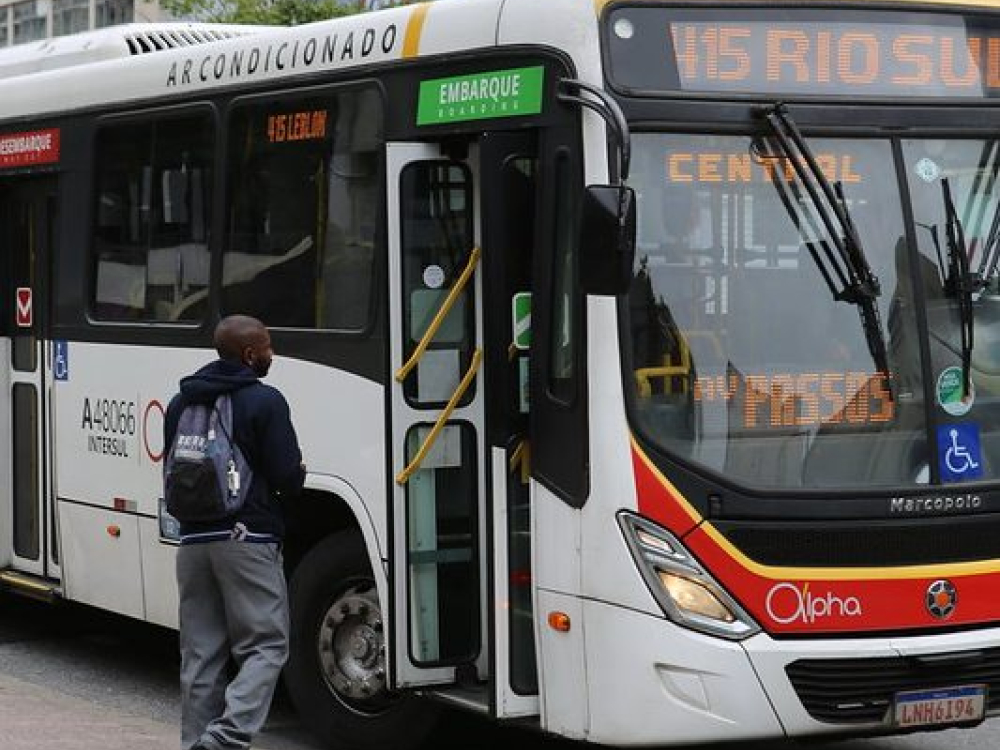 Rodoviários suspendem greve no Rio