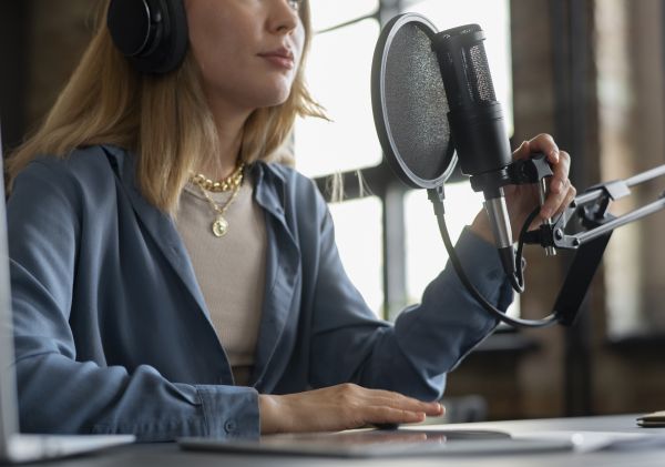 Estudo confirma força dos anúncios lidos por comunicadores e reforça modelo tradicional do rádio