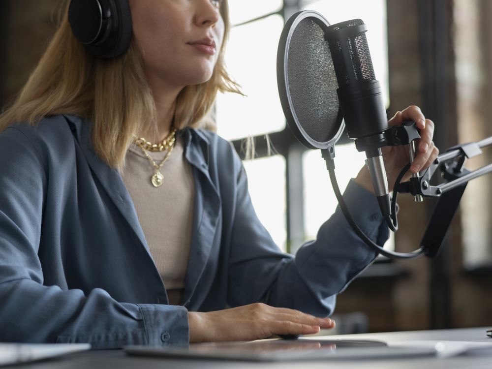 Estudo confirma força dos anúncios lidos por comunicadores e reforça modelo tradicional do rádio