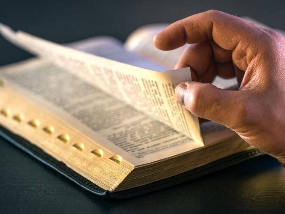 Estudo aponta que leitura da Bíblia fortalece a saúde emocional mais do que exercícios 