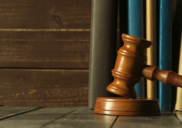 Juíza do Texas é indenizada após recusar casamentos homoafetivos