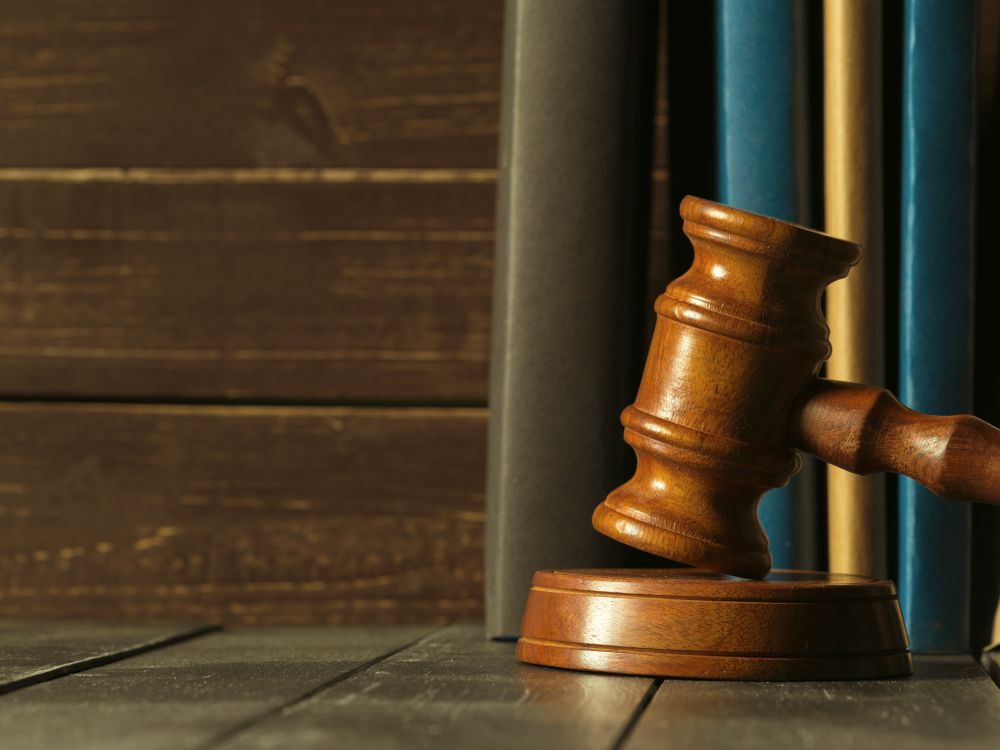 Juíza do Texas é indenizada após recusar casamentos homoafetivos