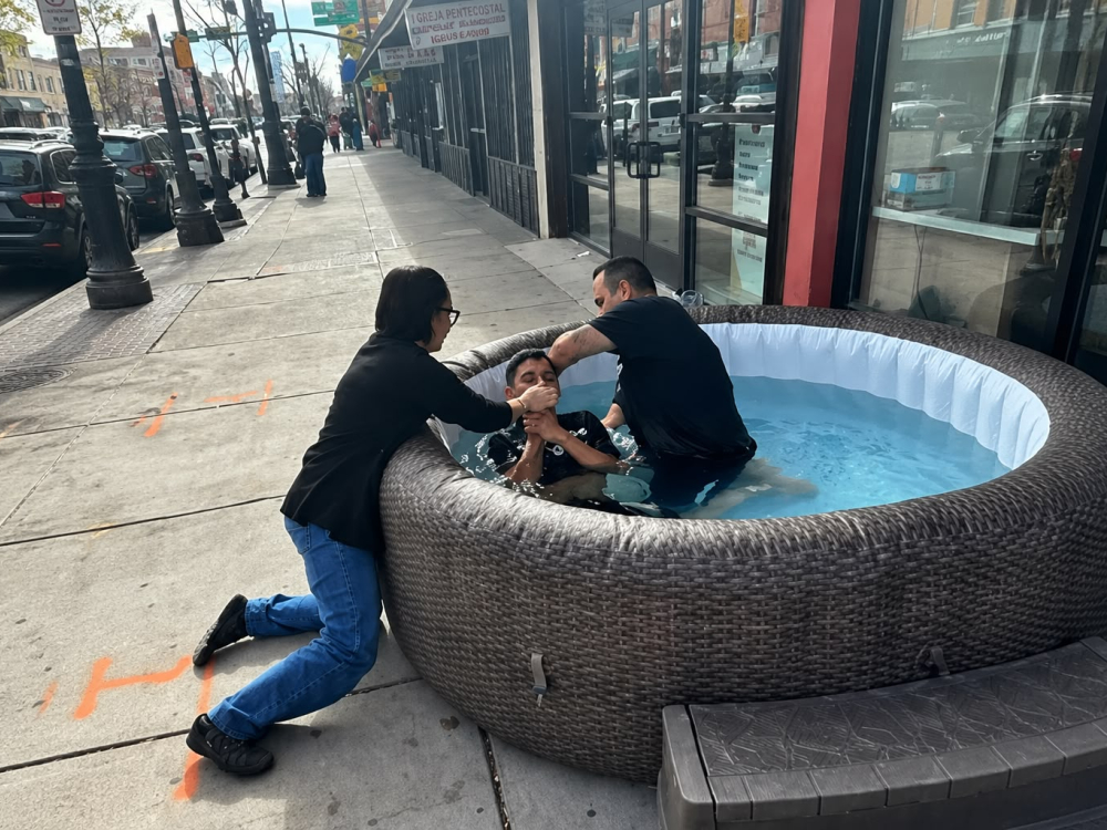 Piscina para batismo chama atenção e leva homem a aceitar Jesus nos EUA