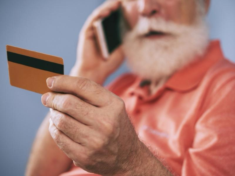 Juros do cartão de crédito voltam a subir e mantêm pressão sobre o orçamento das famílias