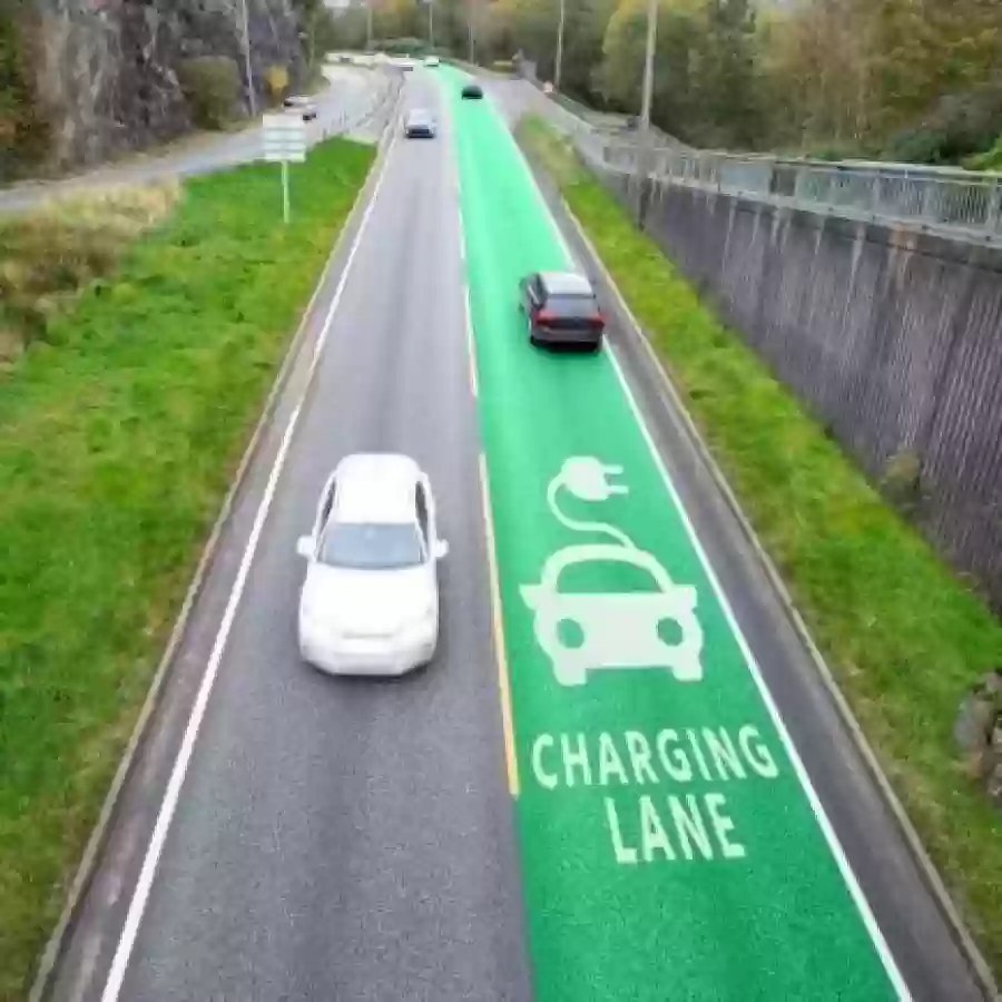 A Suécia tem a primeira estrada que carrega um veículo elétrico em quanto ele roda por ela.