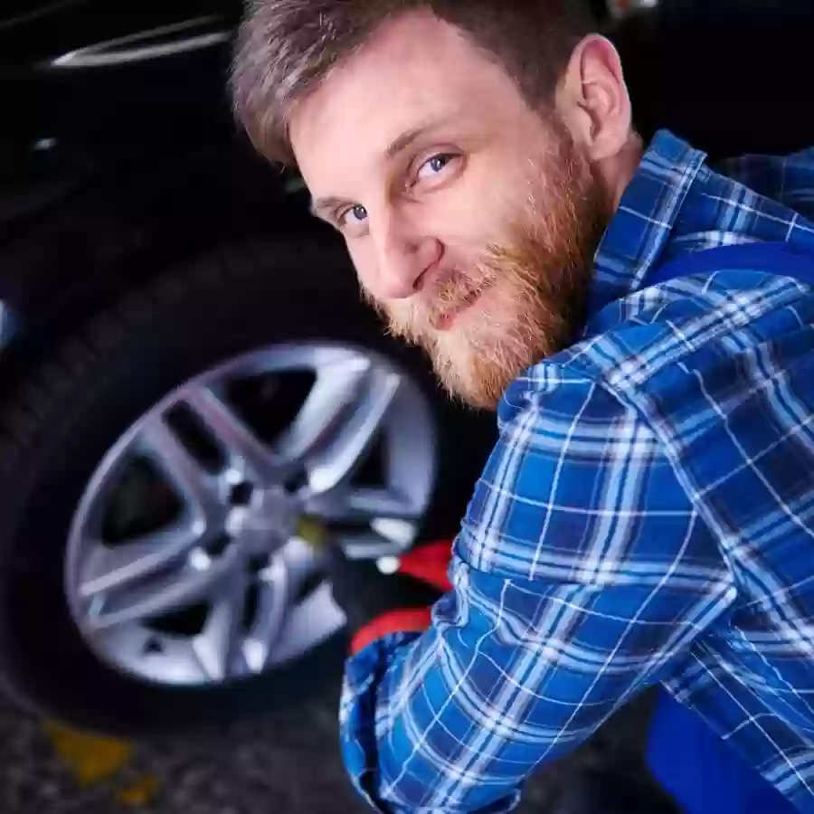 O que fazer quando o pneu furar na estrada durante a noite?